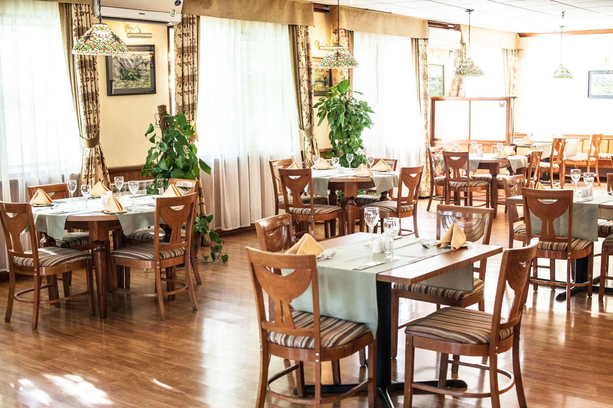 Chagala Atyrau Hotel Екстериор снимка