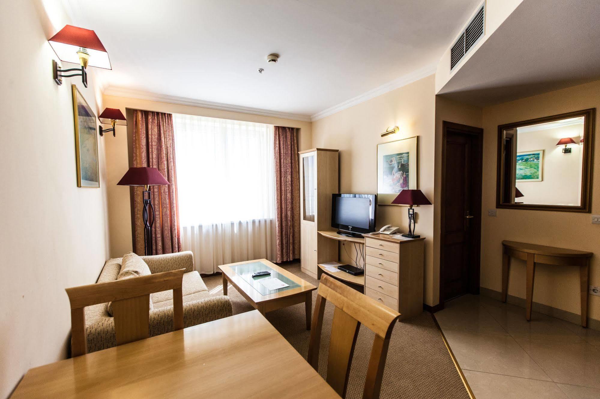 Chagala Atyrau Hotel Екстериор снимка