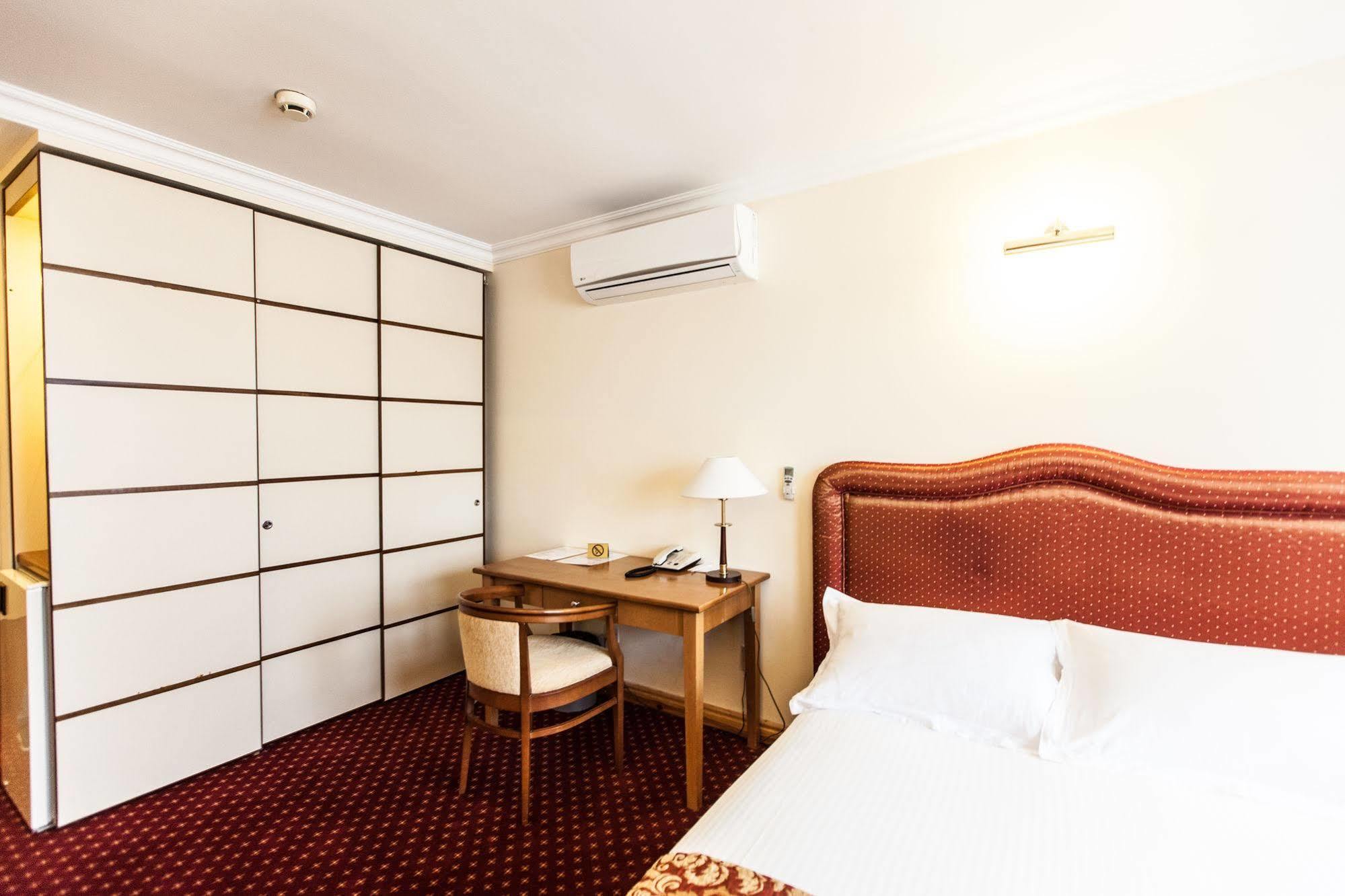 Chagala Atyrau Hotel Екстериор снимка
