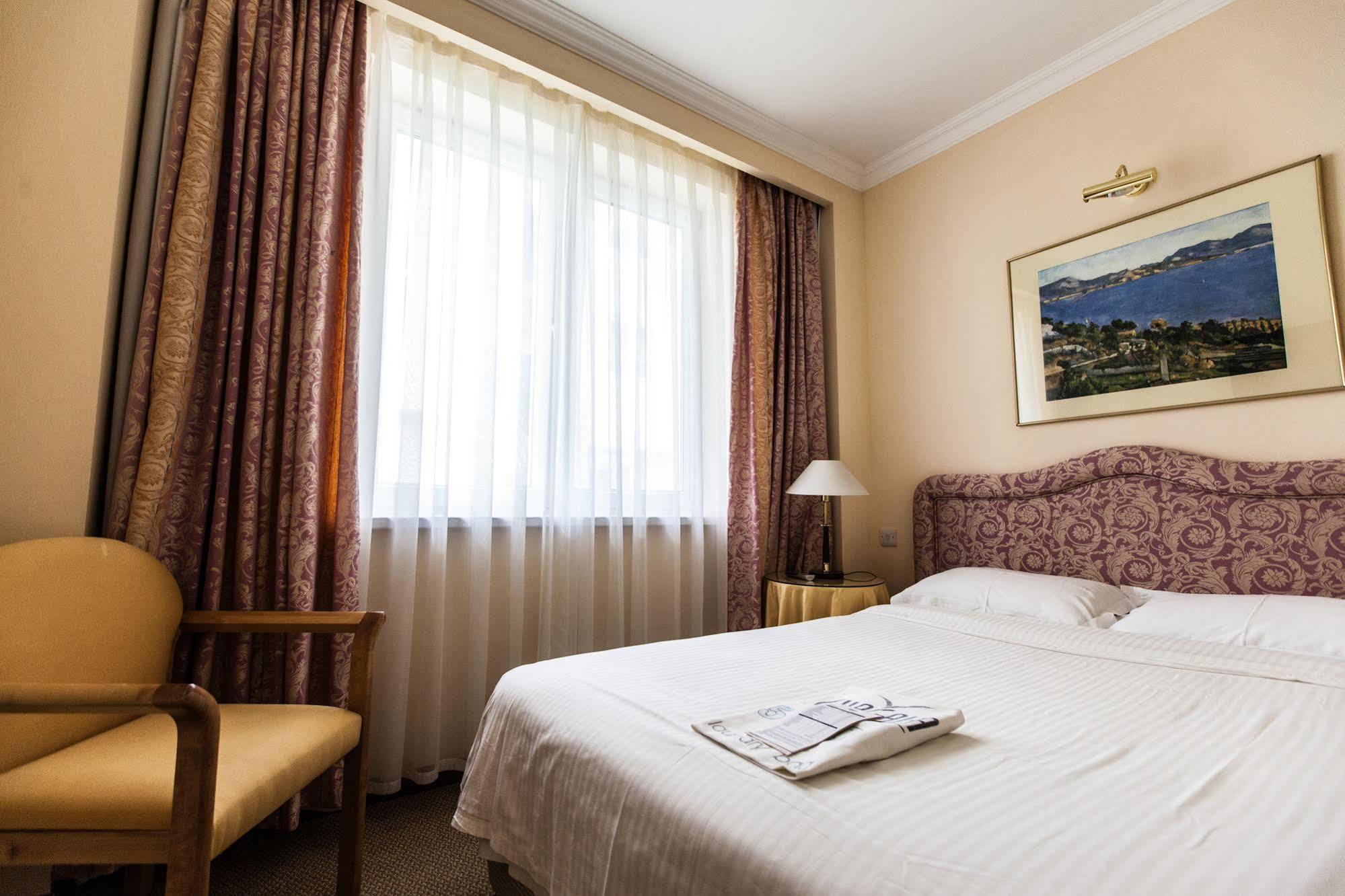 Chagala Atyrau Hotel Екстериор снимка