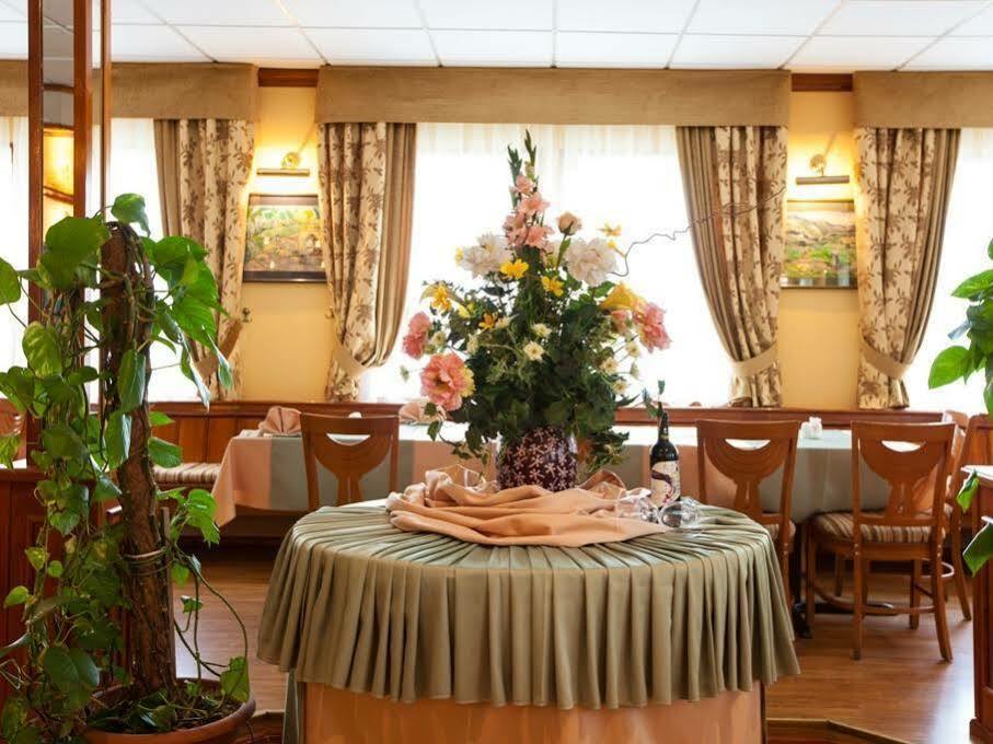 Chagala Atyrau Hotel Екстериор снимка